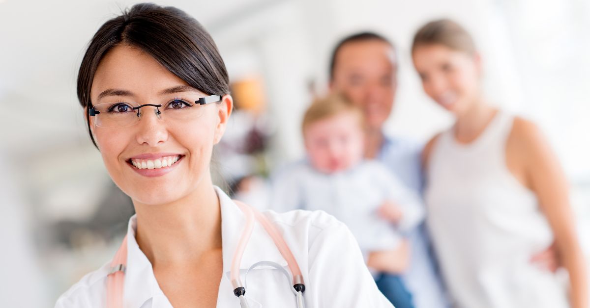 CNAS schimbă modul de plată al medicilor de familie și oferă facilități pentru pacienți în perioadele de concediu