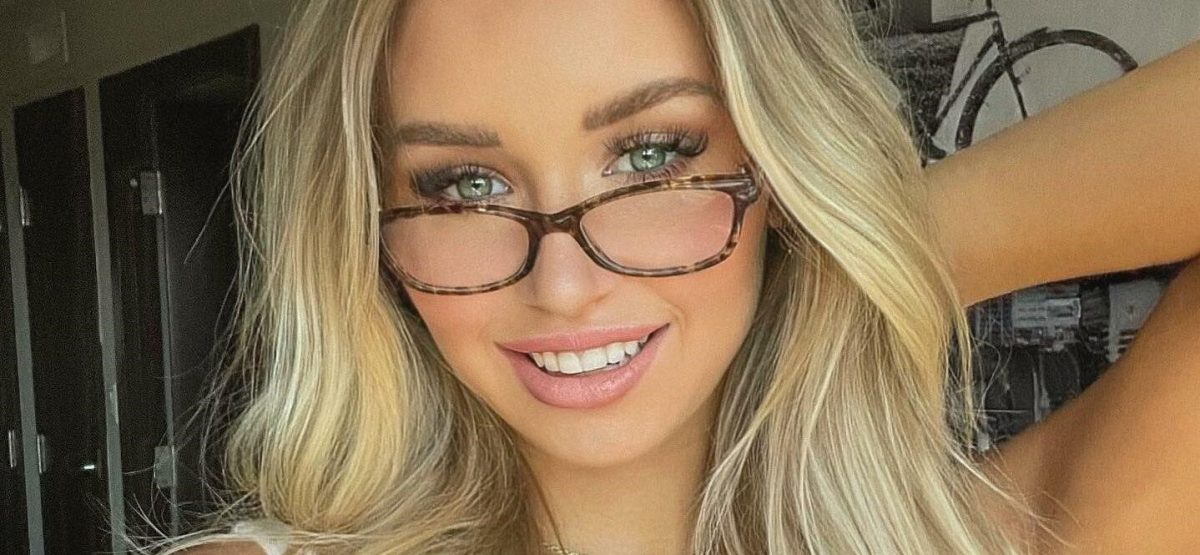 Mikayla Demaiter s-a fotografiat într-o ipostază foarte sexy. Rochia a lăsat aproape totul la vedere