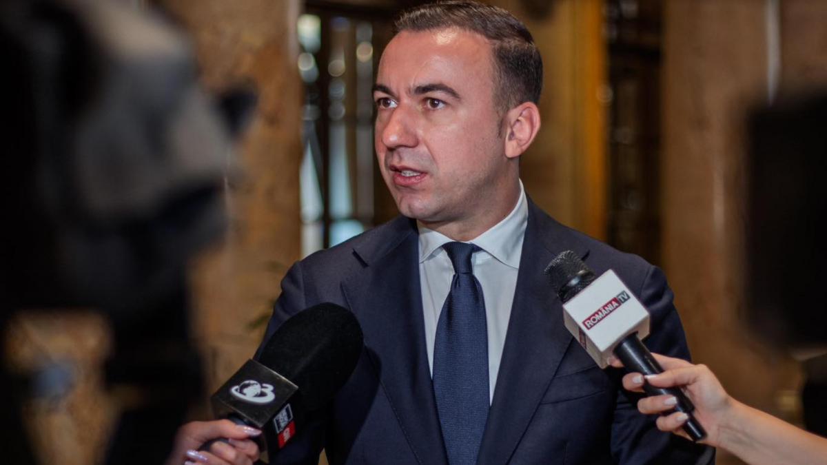 Ministrul Energiei a anunțat că renunță la 20% din salariu, într-un gest de solidaritate cu cetățenii afectați. Va aplica un model de evaluare inspirat din zona privată