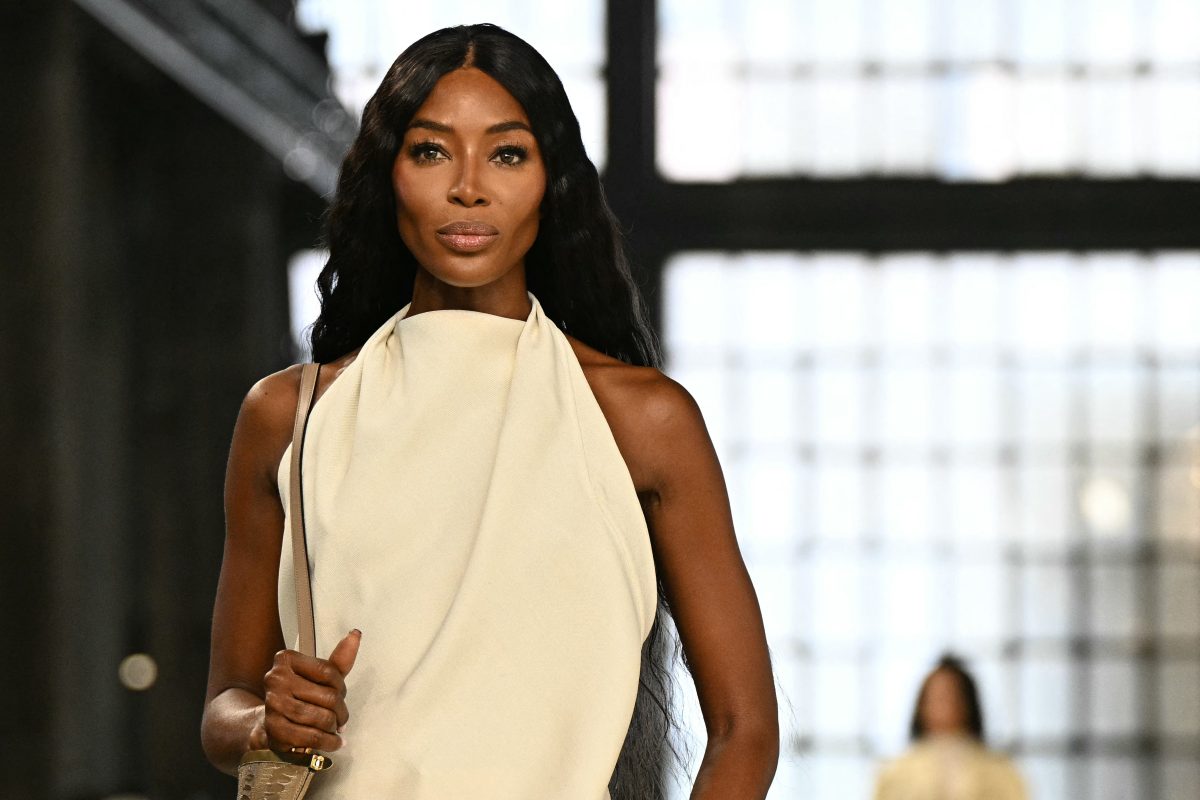 Naomi Campbell are o înfățișare incredibilă pe plajele din Ibiza. Supermodelul a atras toate privirile într-un bikini alb