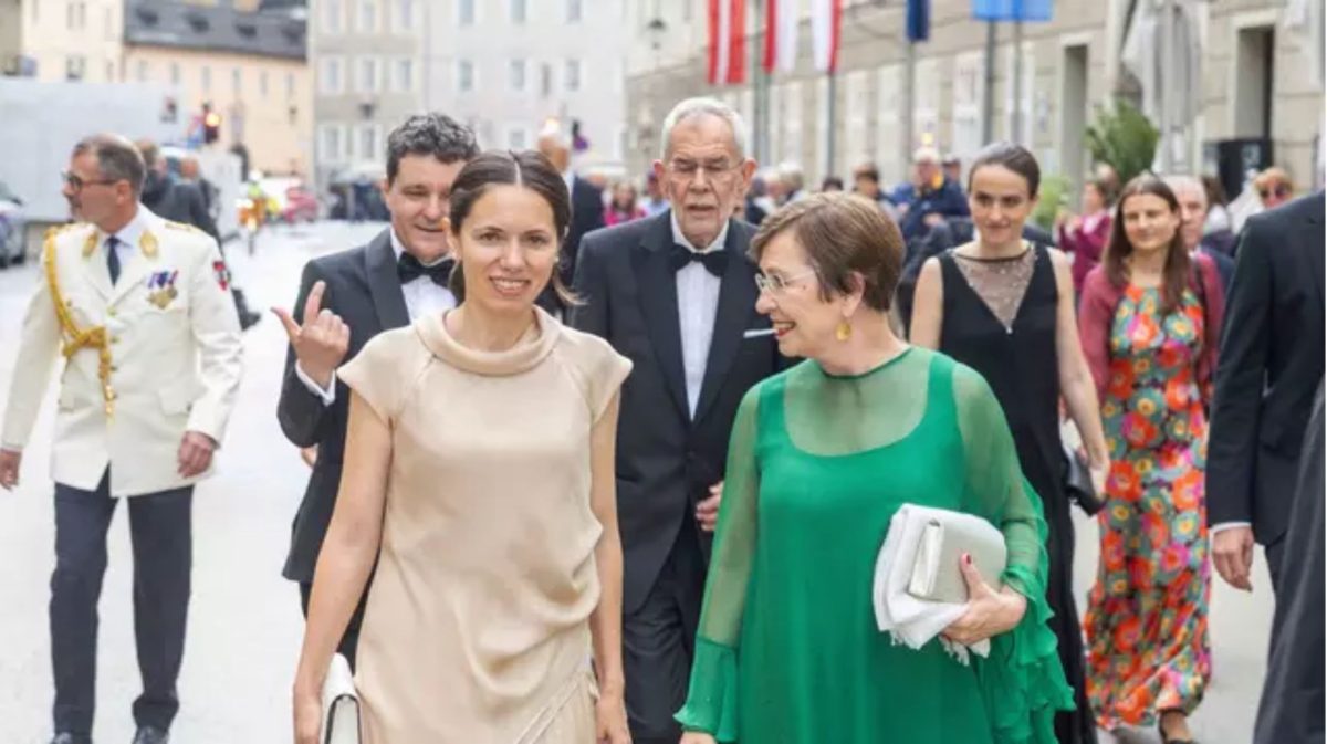 Cum a apărut Nicușor Dan împreună cu familia, la prima vizită oficială externă. Aceștia au participat la Festivalul de la Salzburg