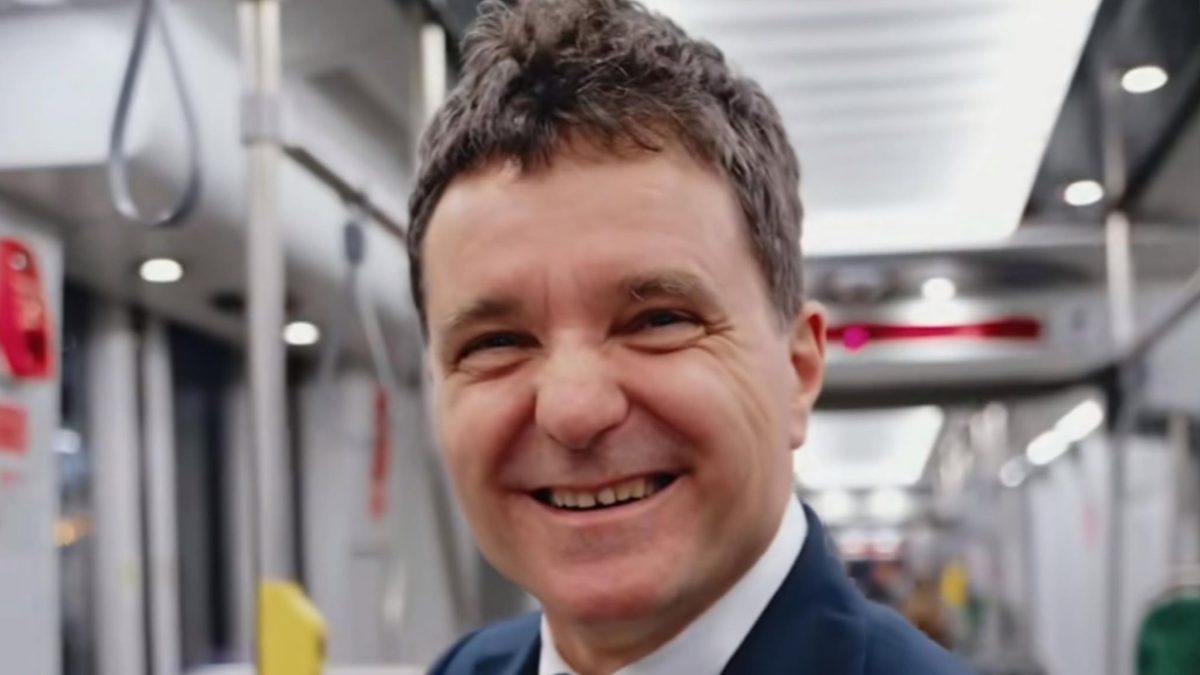 Nicușor Dan a fost filmat în timp ce dansa la o nuntă. Anca Alexandrescu: „A luat tot ce e mai rău de la Traian Băsescu și de la Klaus Iohannis”
