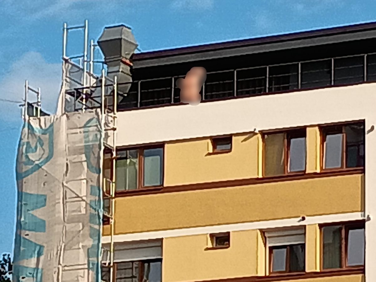 Nudism pe bloc, în centrul Iașului. Imagini explicite surprise de trecători, lângă Piața Unirii