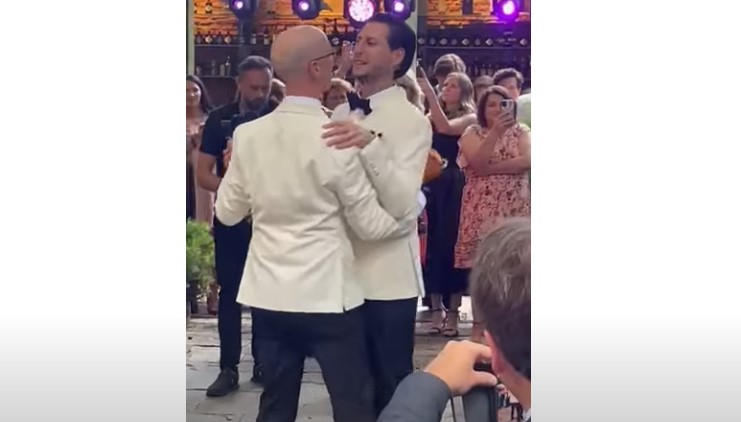 Șoc și aplauze la Cluj! Prima nuntă gay publică din România, cu dansatori și tort curcubeu