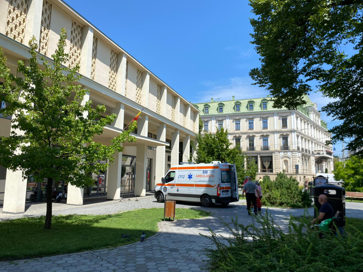 Iulian stătea cu prietenii săi pe bancă, când, dintr-odată, a început să se simtă rău! Medicii au încercat o oră să-l resusciteze: „L-am trimis la Institutul de Medicină Legală”