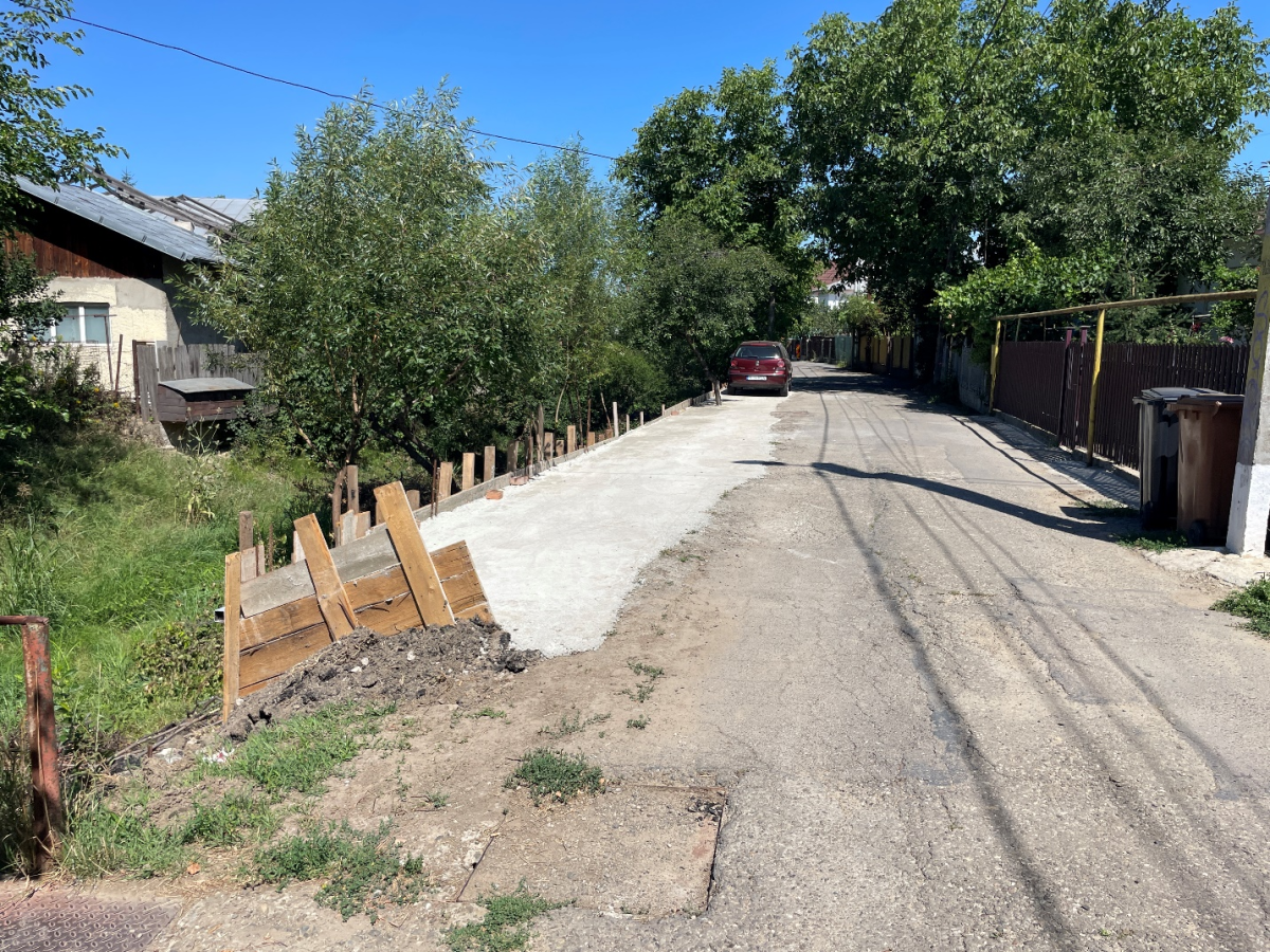 Localnicii de pe o stradă din oraș și-au făcut parcare pentru mașini în albia unui râu. Oamenii au turnat beton fără să le mai pese de lege