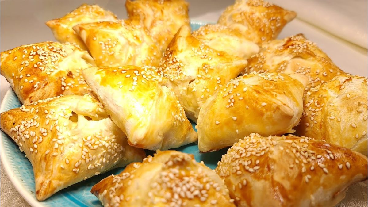 Pateuri cu brânză cu foietaj cumpărat – Rețeta pentru niște gustări rapide și delicioase, ideale pentru orice ocazie