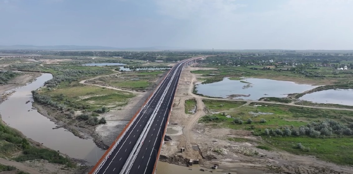 Un tronson din Autostrada Moldovei (A7) va fi deschis complet traficului. Cum arată unul dintre cele mai lungi poduri din țară