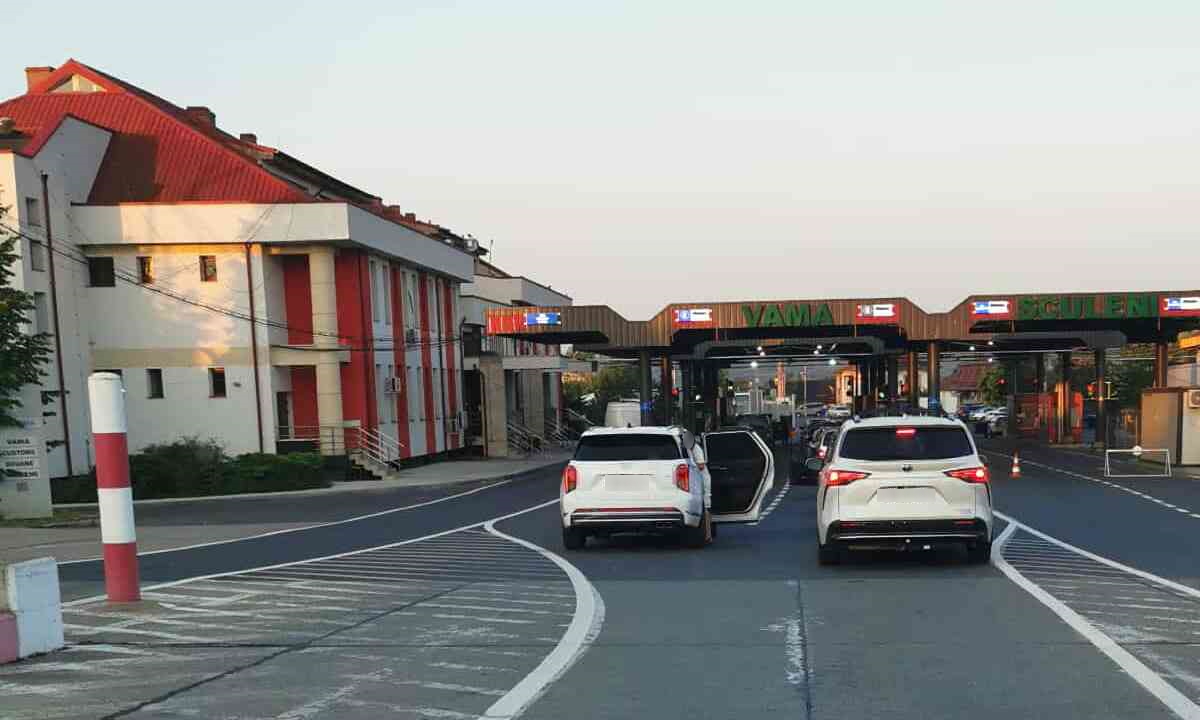 Butelii cu agent refrigerant, descoperite într-un autoturism la PTF Sculeni