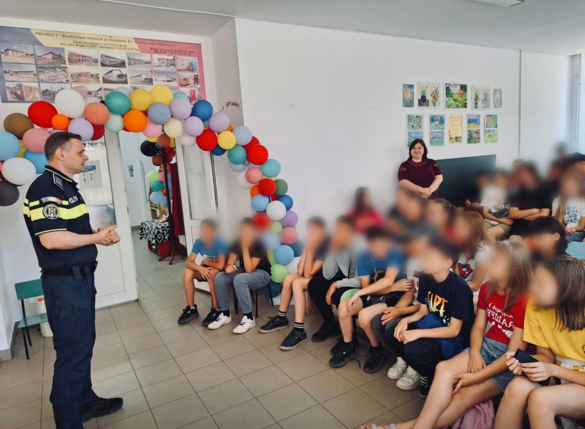 Polițiștii îi învață pe elevi să se protejeze: lecții de siguranță pentru peste 100 de copii din județul Iași