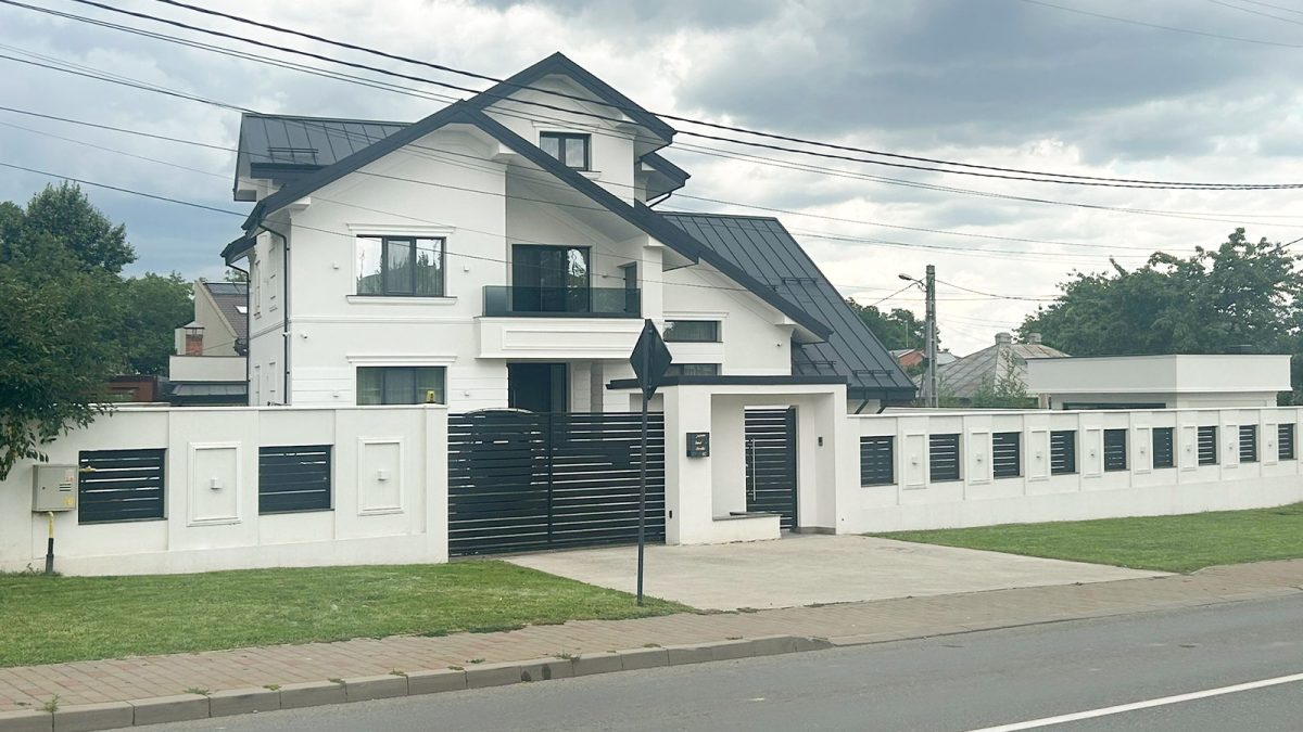 Aceasta este vila din Iași unde copiii primarului Mihai Chirica își petrec vacanța de vară. Casa ce depășește 1 milion de euro atrage toate privirile: „Vom petrece în curte”