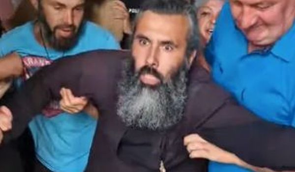 Scene halucinante într-o biserică! Un preot a fost agresat și scos cu forța din lăcașul de cult! – FOTO / VIDEO