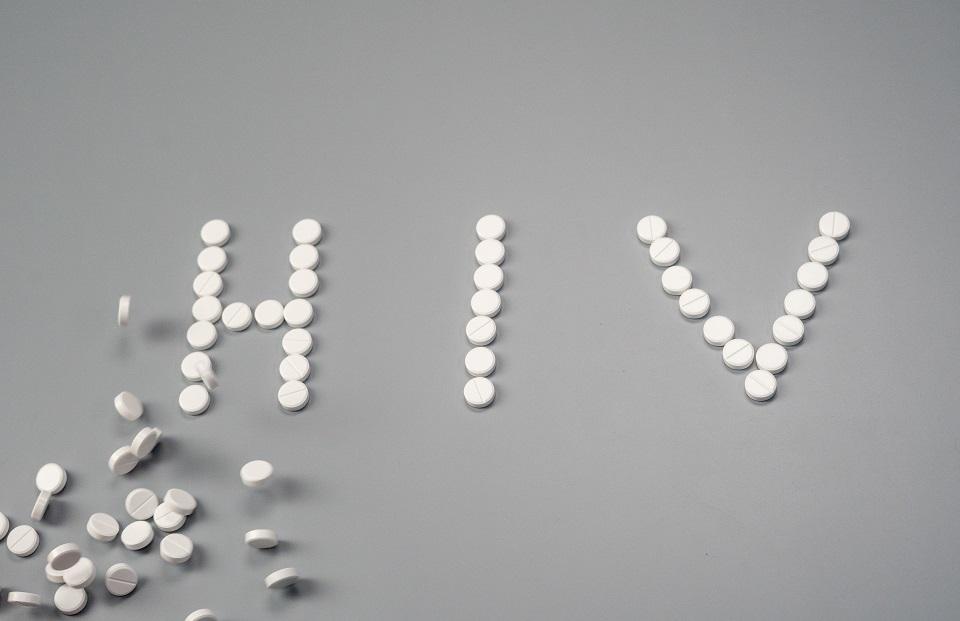Care sunt primele simptome ale infecției cu virusul HIV? Iată ce trebuie să știi despre semnele timpurii
