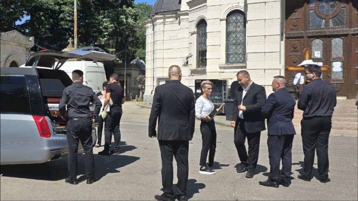 Gabriela Lucuțar a leșinat la priveghiul lui Ion Cernea. Momente tensionate la cimitirul Bellu