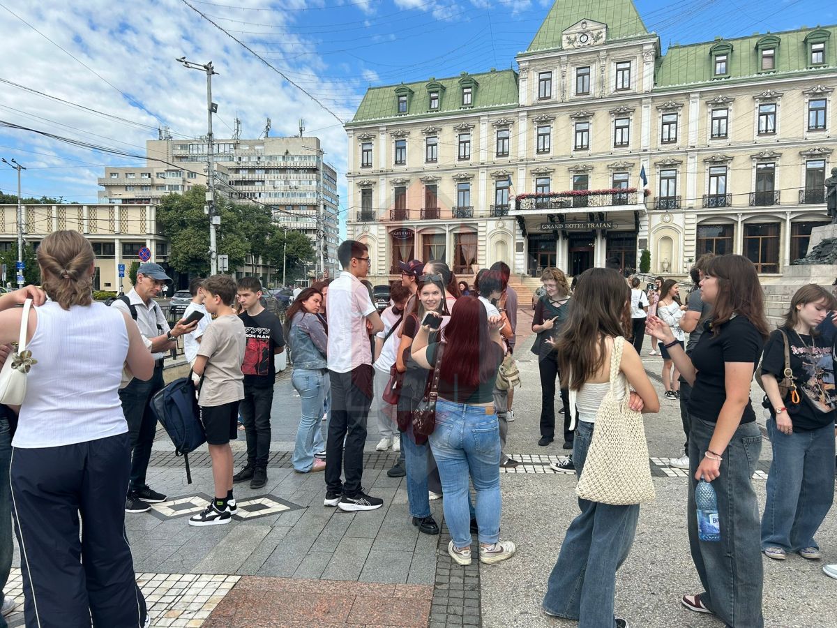 Elevii protestează în Piața Unirii din Iași. Nemulțumirea: reducerea burselor școlare