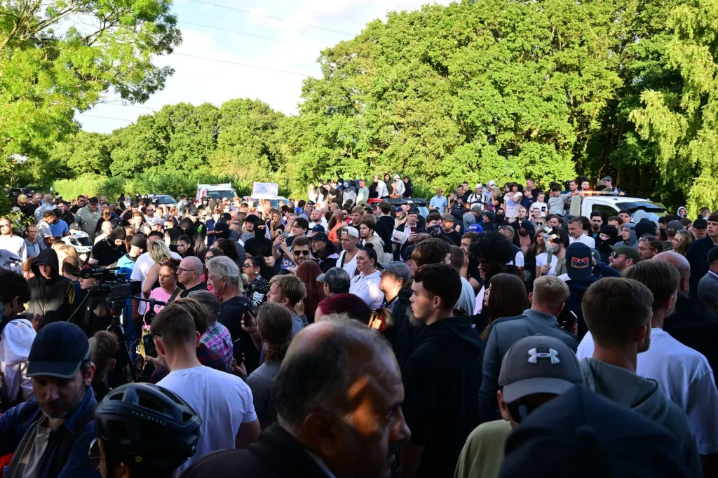 Hotelul refugiaților, sub asediu! Protestatarii au atacat cu sticle și fumigene
