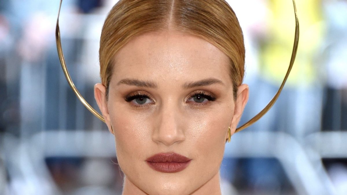 Rosie Huntington-Whiteley în bikini alb strălucește pe iaht în Positano. Iată imagini incredibile din vacanță