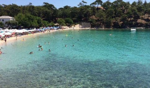 Cât a fost pus să plătească un turist pentru un șezlong și o umbrelă în Thassos: „Am refuzat să plătim această sumă!“
