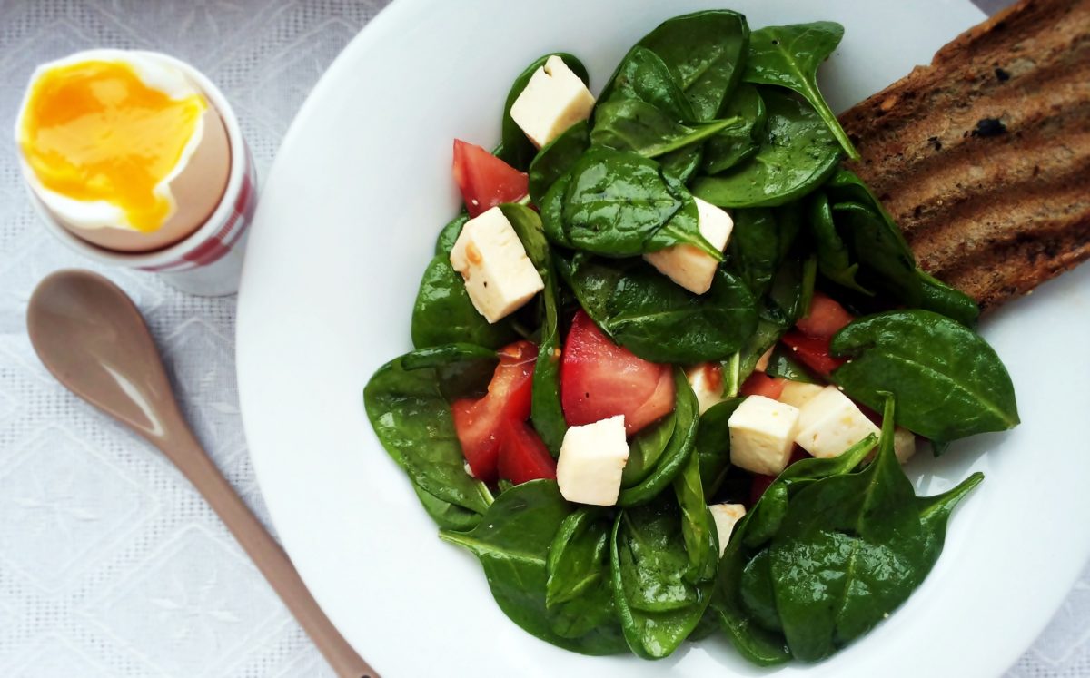 Salata de spanac – Rețetă sănătoasă, delicioasă și foarte rapidă, ideală pentru întreaga familie