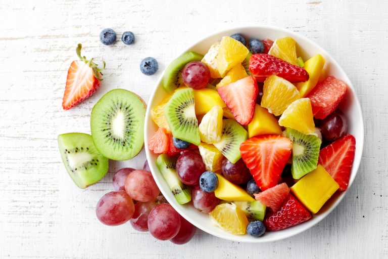 Desertul răcoritor care combate căldura extremă! Salata de fructe, un deliciu pentru papilele tale gustative