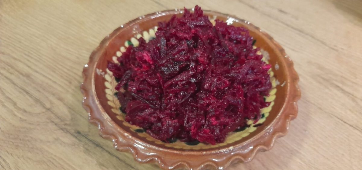 Salată de sfeclă roșie crudă la borcan – Rețetă simplă, delicioasă și foarte sănătoasă