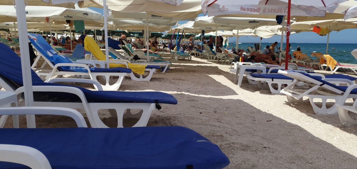 Cât costă un șezlong pe plaja familiei Simonei Halep din Mamaia. Ce spune legea despre accesul turiștilor cu cearșafuri