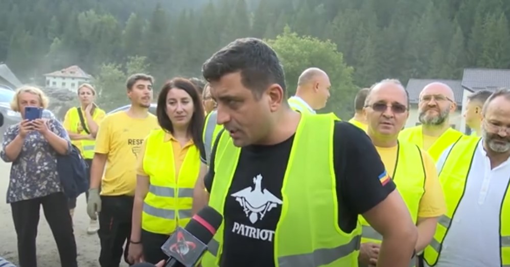 În mijlocul dezastrului, George Simion le întinde o mână sinistraților din Broșteni: „Asta înseamnă solidaritate românească”