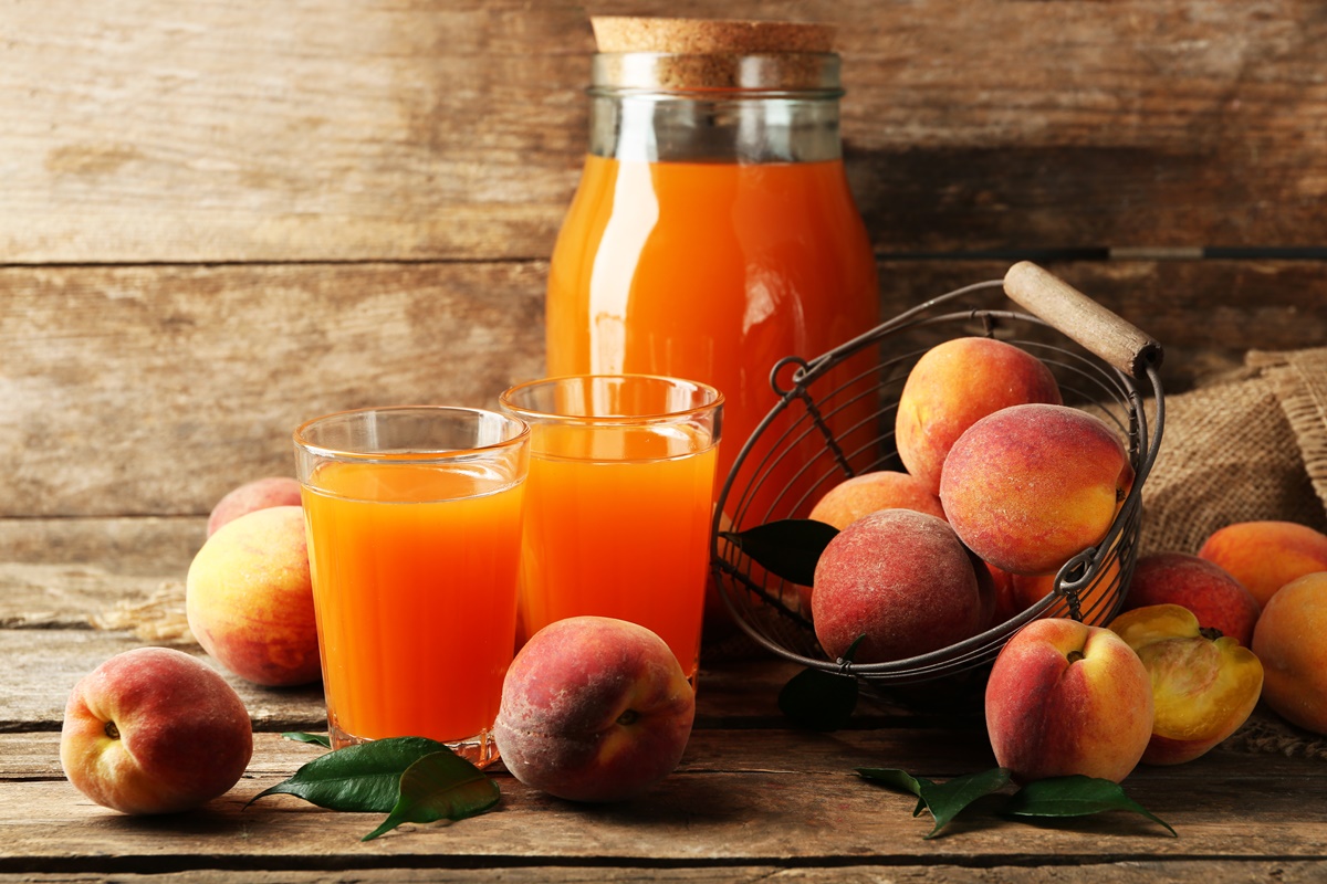 Sirop de piersici – Rețetă simplă și delicioasă, ideală de folosit în băuturile de vară sau de păstrat pentru iarnă