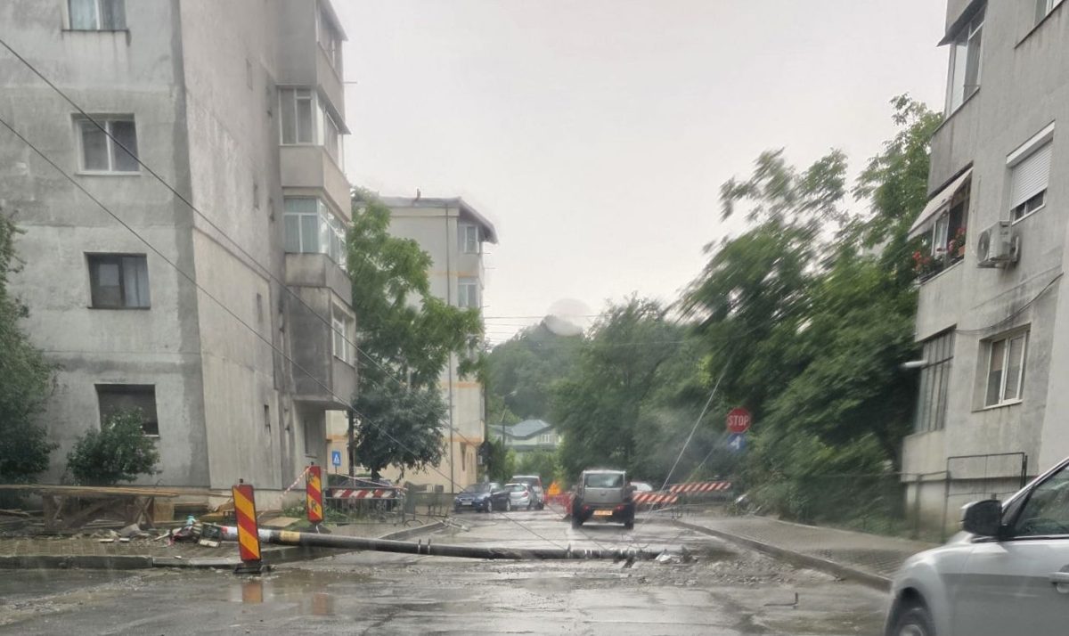 Un stâlp de iluminat a căzut pe strada Orientului din Nicolina, municipiul Iași