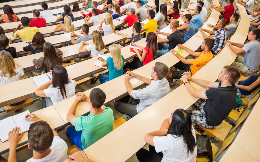 Alianţa Naţională a Organizaţiilor Studenţeşti din România condamnă propunerile Guvernului: „Regres indiscutabil în sistemul de sprijin destinat studenţilor”