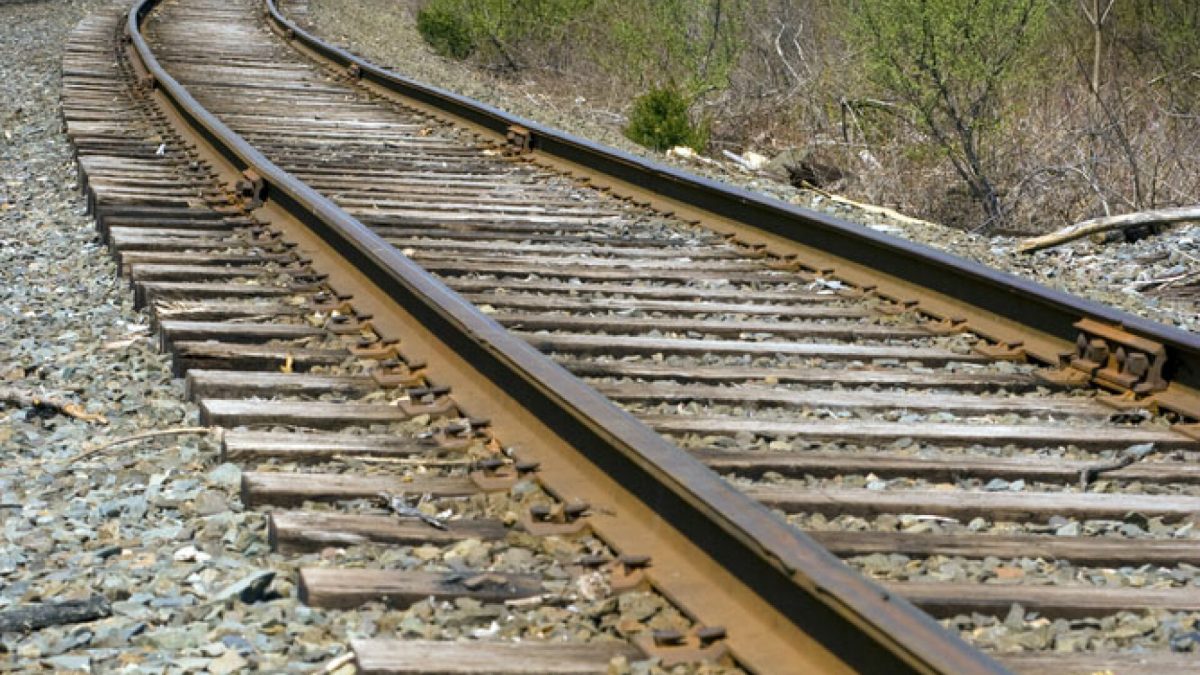 Un adolescent s-a electrocutat pe un tren de marfă, inspirat de un joc video. Are arsuri pe tot corpul