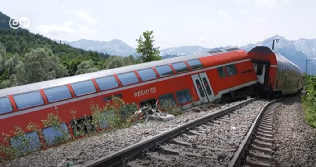 A fost haos total! Cel puțin 3 morți și 50 de răniți după ce un tren s-a rupt în două în plină cursă