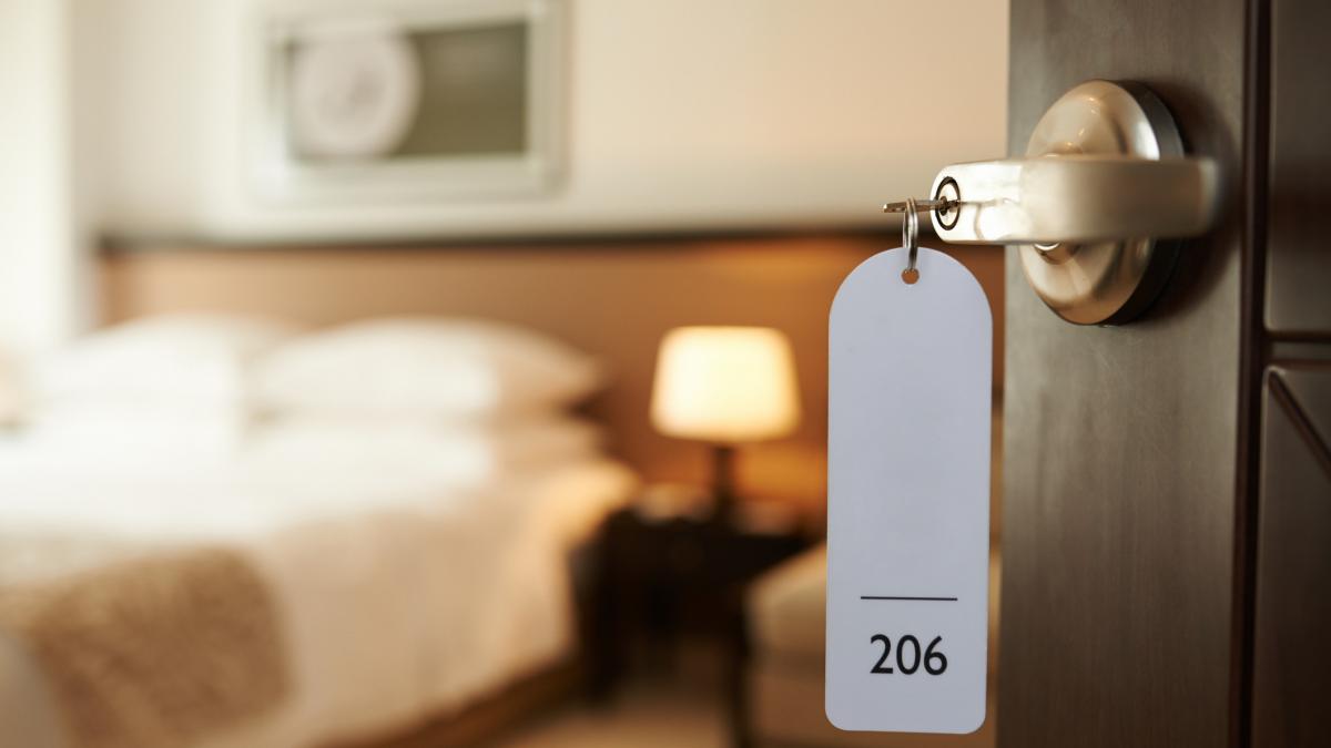 Turiștii de pe litoralul românesc pleacă cu „suveniruri”: prosoape, telecomenzi și chiar baterii din camerele de hotel