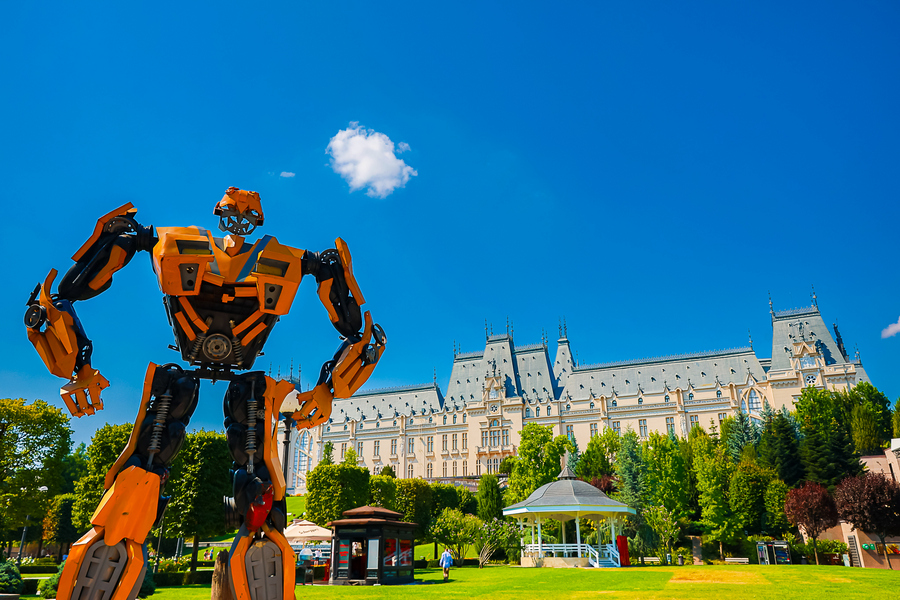 14 roboți gigant transformă grădina Palas într-un teritoriu fascinant, odată cu expoziția „Transform Robots Alive”