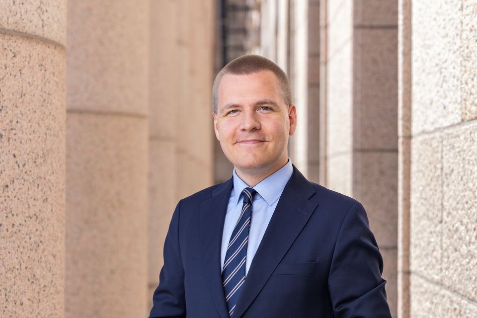 Șoc în politică! Un deputat în vârstă de 30 de ani a fost găsit mort în parlament