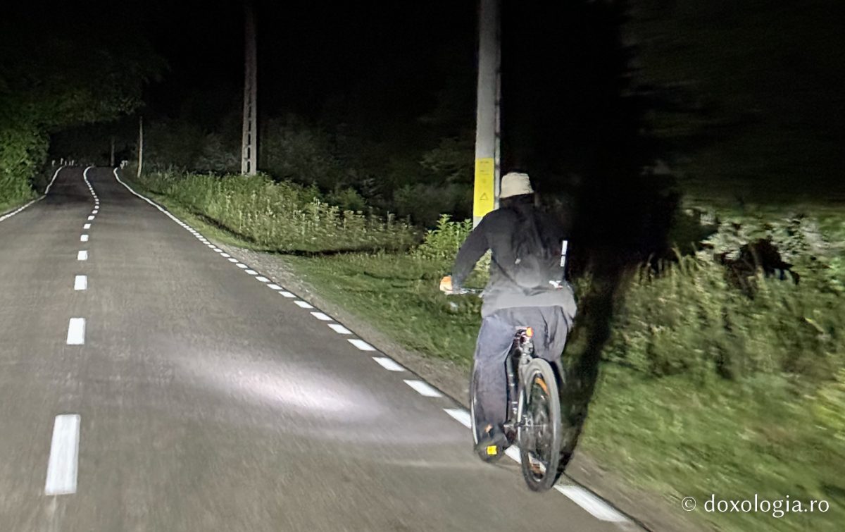 El este starețul care a mers pe bicicletă sute de kilometri pentru a sluji la picioarele Sfinților Cleopa și Paisie
