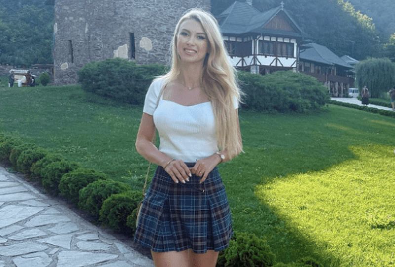 Andreea Bălan, în fustă mini la Mănăstirea Prislop! „Extraordinar unde s-a ajuns!” – GALERIE FOTO
