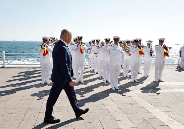 Zi festivă cu tensiuni la Constanța! Premierul Ilie „sărăcie”, primit cu huiduieli la Ziua Marinei în contextul măsurilor de austeritate