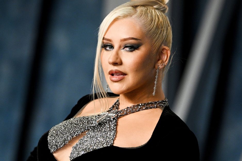 Christina Aguilera, în chiloţi pe masă. În ce ipostaze provoatoare a fost fotografiată vedeta