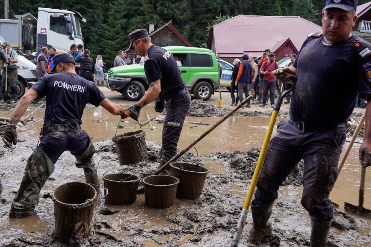 Intervenții continue ale autorităților pentru înlăturarea efectelor inundațiilor din județul Suceava