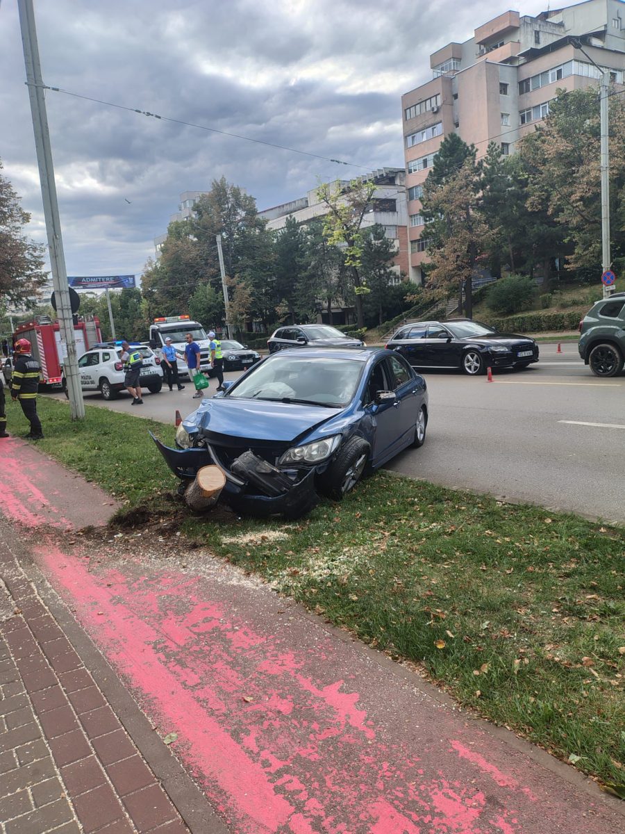 Accident rutier în Iași. Două autoturisme au intrat în coliziune