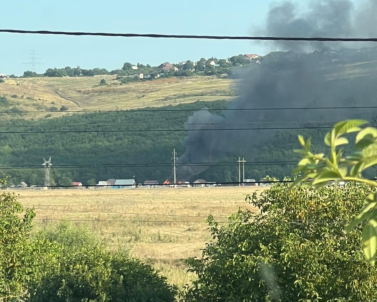 Casă cuprinsă de flăcări pe Cicoarei. Pompierii luptă pentru stingerea incendiului