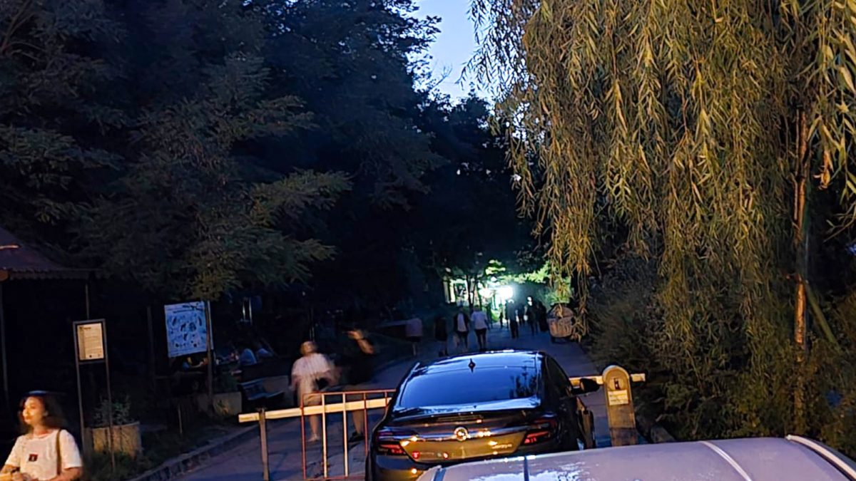 Iluminatul public de la Ciric nu funcționează de săptămâni întregi. Oamenii merg prin beznă: „Poate oricine să-ți dea cu ceva în cap”