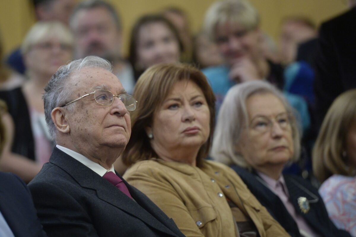 Cine este femeia pe care Ion Iliescu a iubit-o în taină: „O ducea prin străinătate, în tăcere”