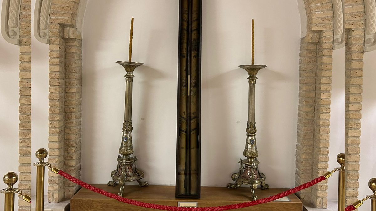 Comori regale, ascunse la Iași! Lumânările Regelui Carol I și baldachinul Reginei Maria, expuse la Muzeul Mitropolitan