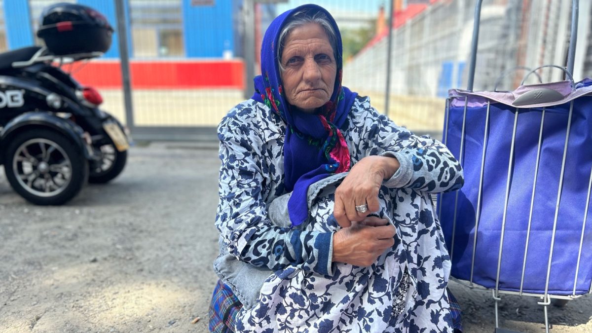Povestea cutremurătoare a Mariei, o femeie din Iași care vinde lucruri din gunoaie pentru a trăi: „Fac asta pentru o sticlă de apă și o pâine”