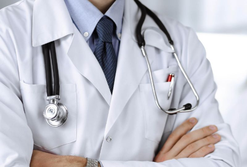 Medicii trebuie să aleagă între stat sau privat! De ce e mai bine la stat