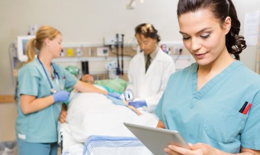 Mesajul dur al unei asistente pentru nea Ilie Sărăcie! „Dacă nu ați tras niciodată fermoarul la saci de cadavre, nu ar trebui să decideți cât câștigă asistentele!”