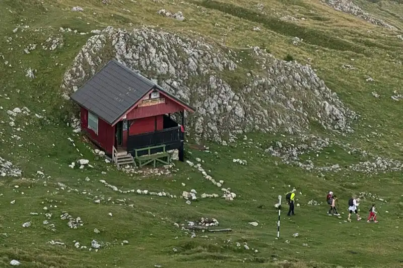 Ultimul refugiu din Bucegi, pe cale să dispară! Drumeții riscă să rămână fără adăpost în mijlocul munților