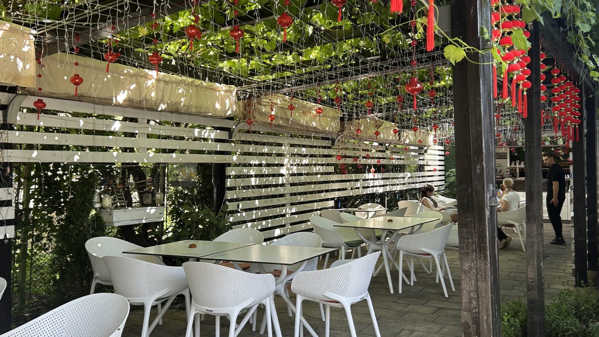 Așa ceva nu s-a mai văzut niciodată la Iași! În acest restaurant, clienții nu sunt serviți de o persoană, ci de un robot. Unii vin să mănânce aici doar ca să-l vadă pe „Roby”